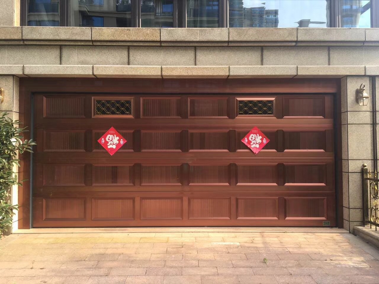 鋁合金仿銅色車(chē)庫(kù)門(mén)